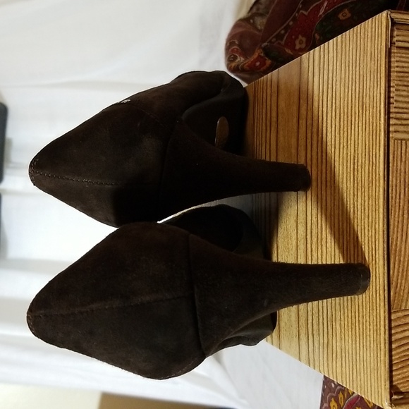 Sz 8 Brown Suede Stuart Weitzman Pumps - Picture 9 of 9